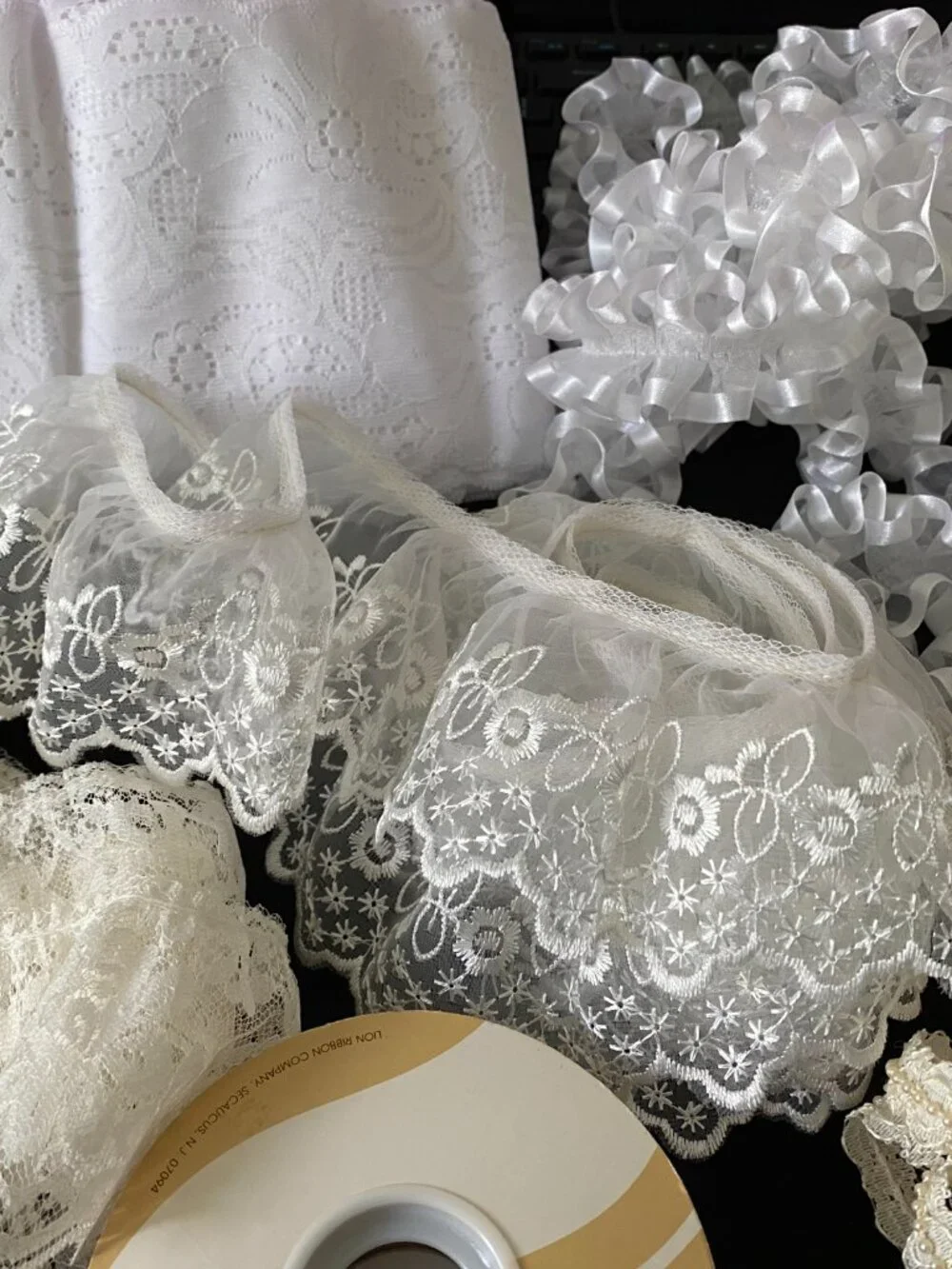 BEAUTIFUL BRIDAL/WEDDING LACE BOLTS LGE VARIETY GOOD FOR CRAFTS, CORSAGES, ETC